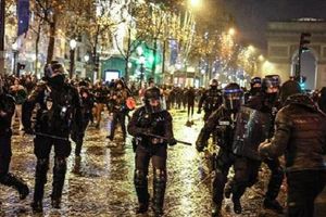 Cảnh sát và người hâm mộ đụng độ dữ dội ở Paris sau khi Pháp thua Argentina ở chung kết World Cup 